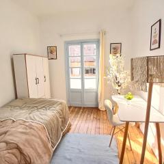 Lively Cozy Downtown Room