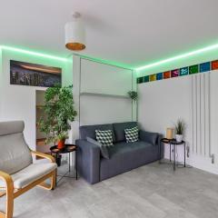 Townhouse with modern mobility accessible apartment including widened doors and ramps, pets welcome, 5 bedrooms, secure off road parking, near Home Park, golf, pitch and putt, tennis courts, Argyle, eateries, microbrewery, pubs, boutique shops and salons