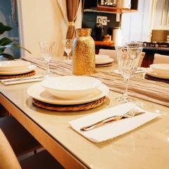 Equipetrol-Chic 2BR Apt King Beds, Fast WiFi, Pool, Top Location & Café Scene