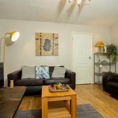 Charming and Cosy Home- Sleeps 4, Free Parking, Private Patio - Steps from Warwick Castle & Town! Perfect for Workstations, Races and Cotswolds Getaways! Book Now