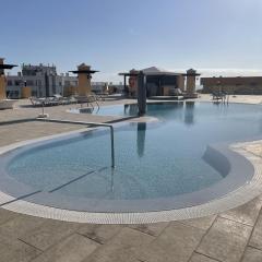 Puesta del sol en playa arena