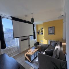 Central Seaside Apartment with Home Cinema