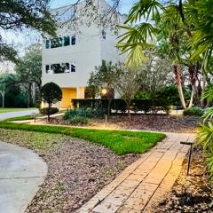 Luxury Modern Retreat I Spacious, Private & Serene