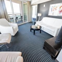 Seaside condo w hot tub & private balcony