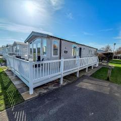 Stunning Caravan With Decking At Haven Hopton-On-Sea Ref 80007L