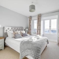 Luxury 3-Bed house, Beach 300m, Sleeps 6, Parking
