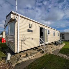 Great Caravan With Modern Furnishings At Dovercourt Holiday Park Ref 44007D