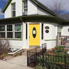 Charming Studio Apartment in the Heart of Golden