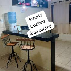 Flat de 2 quartos com AR na área central de GV com conzinha completa-garagem-wifi-Bom p grupos ou familias ou empresas