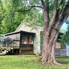 Steps away from PF parkway, pet friendly, hot tub!