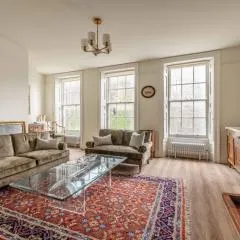 Consorts and Concubines, Castle view 4 Bed Apartment, Steps from Windsor Castle, Sleeps up to 7