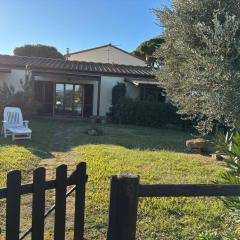 Casa "Ale" con piscina comune e bellissimo giardino a 5 minuti dal mare