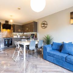 Spacious 5 Bed Town House, Sleeps 12, Near City,FREE Parking, Pets OK