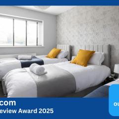 Spacious 5 Bed Town House, Sleeps 12, Near City,FREE Parking, Pets OK