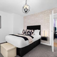 Stylish 3 Bedroom House - Garden - Pool Table - Parking 165M