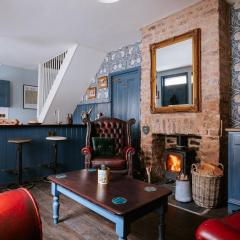 Bronte's Rest - Detached Elegant Cottage in Historic Old Town with Garden