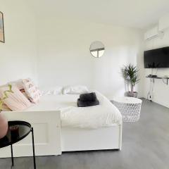 La Pastourelle Studio Close to Sea Pool Parking