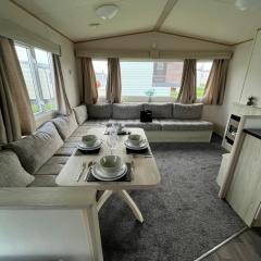 Homely Caravan At California Cliffs In Norfolk, Near To Scratby Beach Ref 50001E