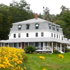 Oakland House Seaside Inn & Cottages