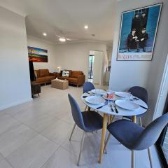 RedFlamesRetreat-Free WIFI & Parking-Walk to public transport-Quiet St & FamilyFriendly