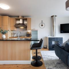 Modern 2 Bedroom, 2 Bathroom Apartment in Central Belfast, Sleeps 6 with Parking Included