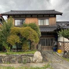 湖を望む一軒家