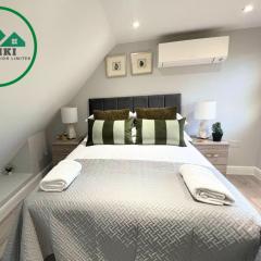 Aisiki Stays Apartments at Barnet, Airconditioned & Pet Friendly, 3-Bedroom & 2-Bathroom Duplex Flat, King or Twin Beds & Double Beds with Free Wi-Fi