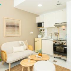 Blue Breeze - Elegant Studio in Serenity Lake 5, JVC