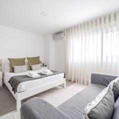 Central Lodge Flat by House and People