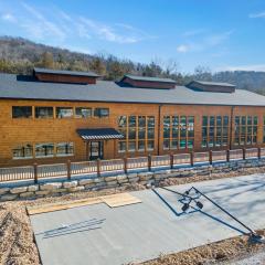All New Cabin w Free Attraction Tickets-Pvt Hot Tub-Community Indoor Pool