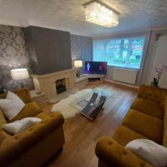 3 Bedroom Home Service Accommodations with FREE parking and Netflix