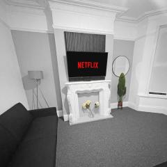 Spacious 4 Bedroom With Free Parking, Games & Fast WiFi - Near MKM Stadium, Royal Infirmary Hospital -Sleeps 8 Ideal for Contractors, Families & Workers