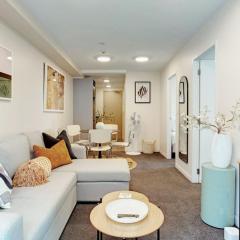 Modern CBD Apartment with Sky Tower View