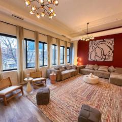 Luxury 6BR Suite with Pool Table Sleeps 12 Perfect for Group Stay Near McCormick Place, Grant Park and Soldier Field