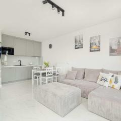 Jasny Apartament w Kołobrzegu z Parkingiem, Balkonem i Tarasem Widokowym by Noclegi Renters