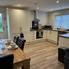 Modern, newly built 2 bedroom bungalow with free parking, sleeps 6