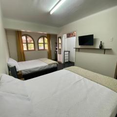 Amplia habitación dos camas dobles Miraflores