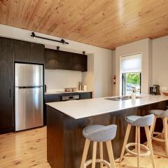 Urban Comfort 3BR with Garage and Close to City Centre