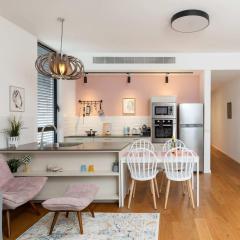 Carmel Market Deluxe - Heart of Nahalat Binyamin, 5m to Beach, Sea View Balcony