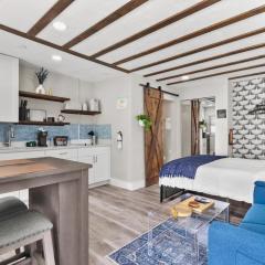 Winter Getaway! Walkable to Beach Access, Restaurants & Nightlife! Beach Equipment Included & Pet Friendly!