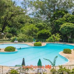 Flat com vista para a montanha e charme em condominio em Petropolis
