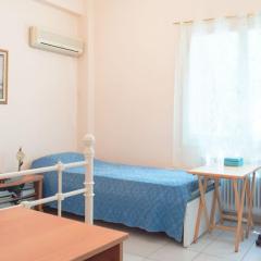 Family apt with garden next to the sea