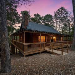 Sarah's Hideaway-Hot Tub Firepit & BBQ