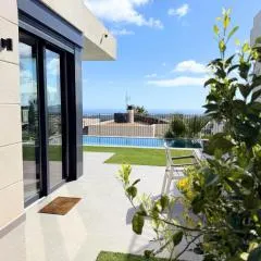 Preciosa casa con piscina con vistas al mar y a la montaña