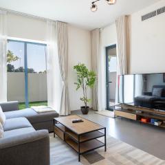 4br Spacious Villa Backyard