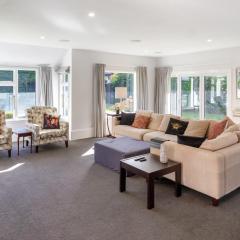 Grand 5-Bedroom Villa in Fendalton