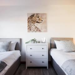Spacious 4 Bed with Free Parking