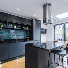 4 Bed House-2 Parking spaces-Vibrant location