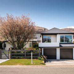 Arrowtown Family Home with spa