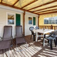 Mobilhome With Shared Pool